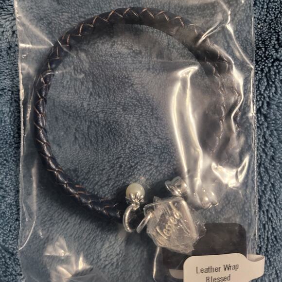 Vantel Black Leather Wrap with Blessed Charm and Cream Pearl - NEW - Picture 1 of 2